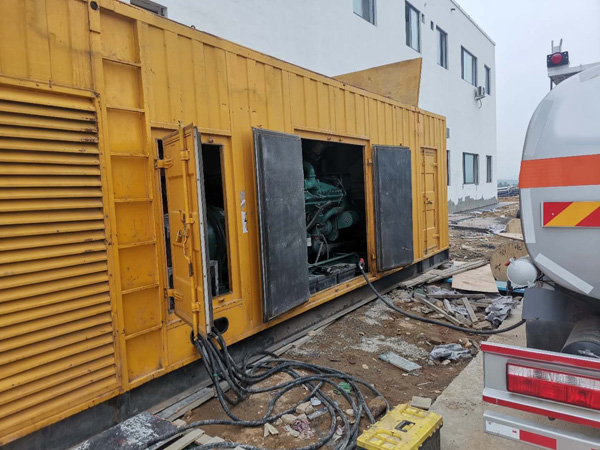 海口如何在发电机出租合同中约定设备的维修和保养责任？